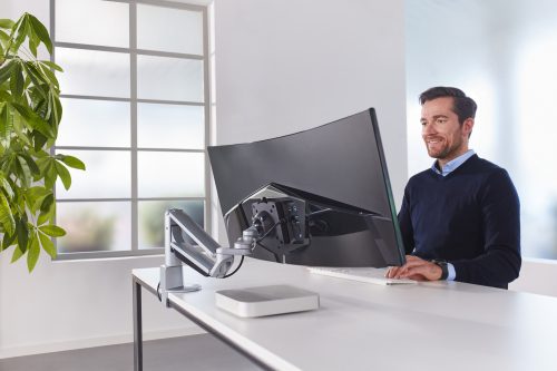 Novus Novus MSS Clu Plus application curved monitor with people 01 20230801152153 397051