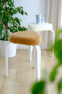 Covering a stool with plush fabric