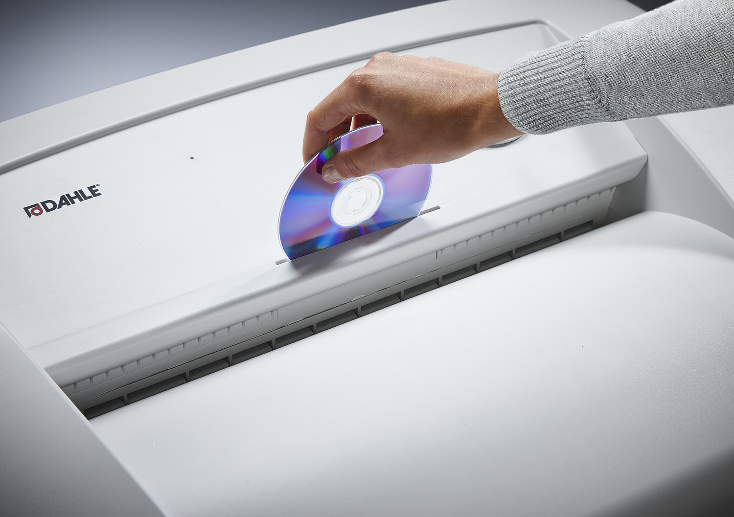 Oddzielny otwór na płyty CD z własnym pojemnikiem na ścinki służący przyjaznej dla środowiska segregacji odpadów i bezpiecznej utylizacji