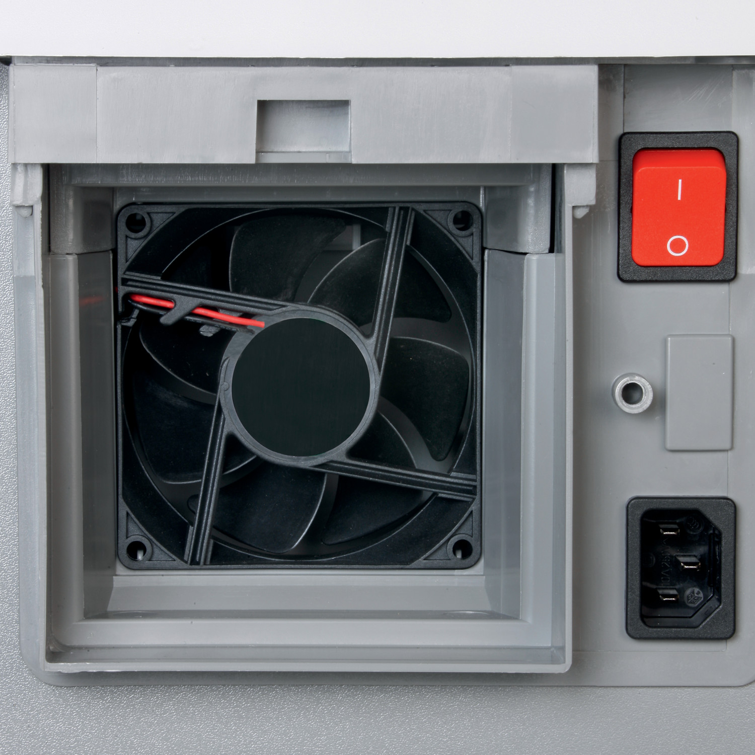 Výkonný ventilátor nasává drobounké částice prachu uvnitř skartovače a odvádí je k filtru