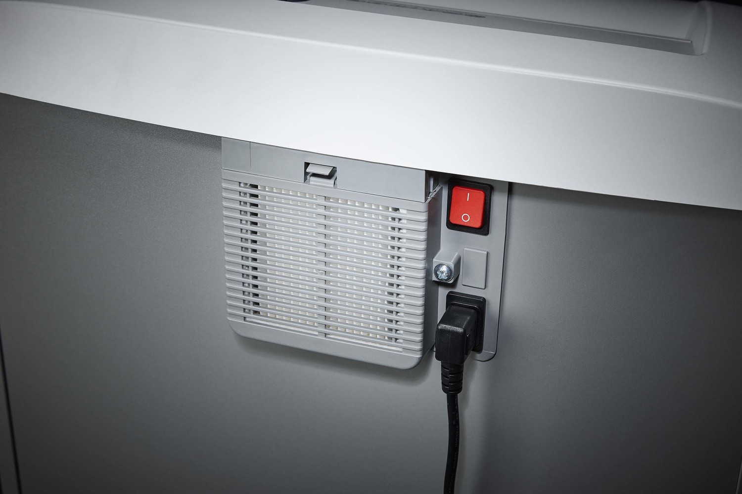 Detachable IEC power plug makes the document shredder quick and easy to move from A to B