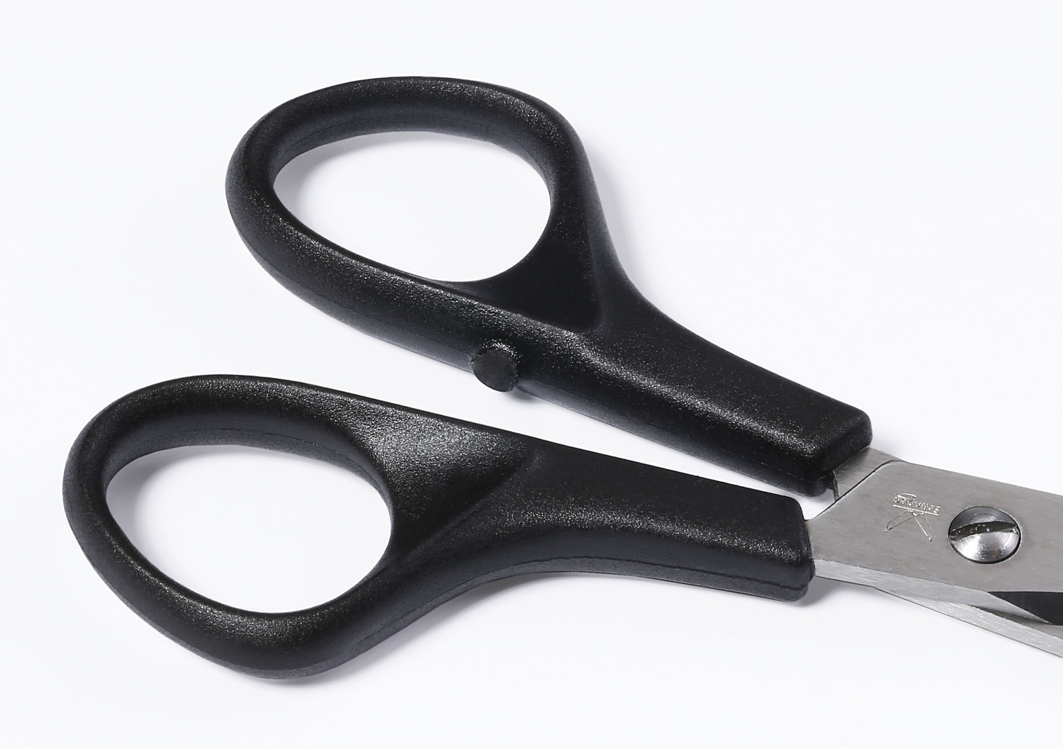Robust scissor handles made of high-impact proof ABS plastic.