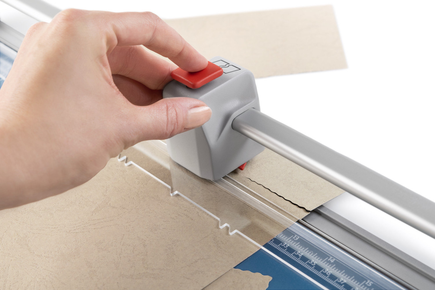 Bądź kreatywny: własnoręcznie wykonane kartki można łatwo udoskonalić cięciem, które nadaje charakterystyczny wygląd papieru czerpanego
