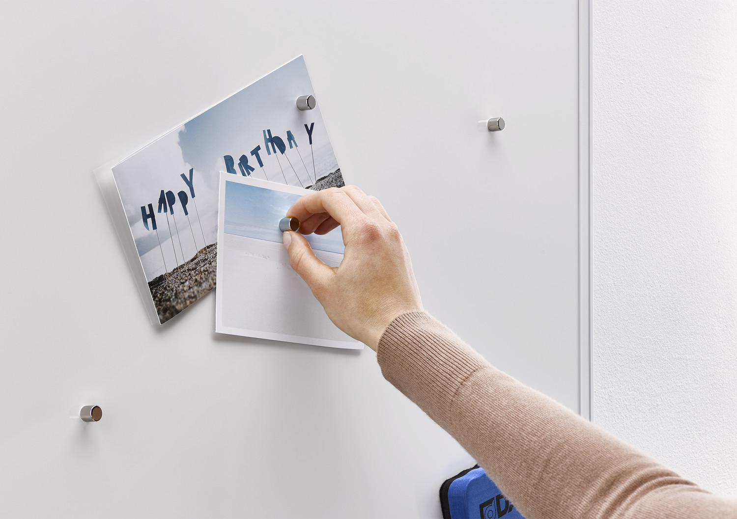 DAHLE Megadym magnets offer especially high adhesive strength and securely hold documents, plans or photos, even on glass boards.