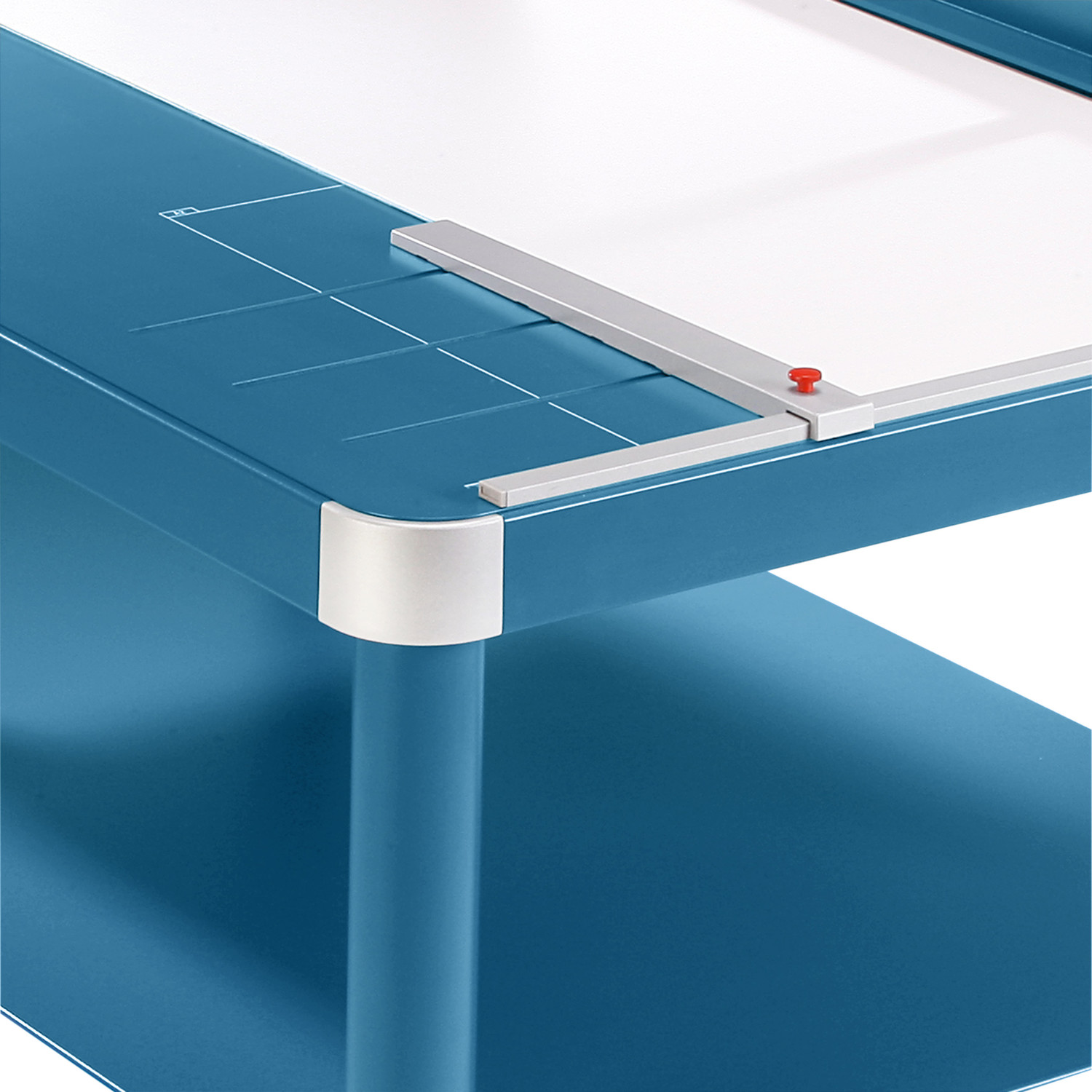 Adjustable metal backstop in guide channels for quickly finding the right format – can be used on both scale bars and the front table