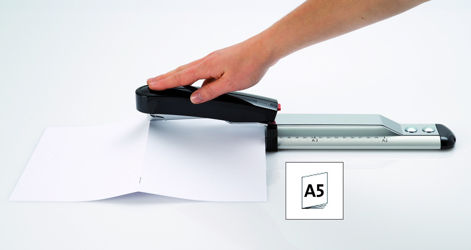 Dank großer Einlegetiefe heftet das Langheftgerät NOVUS B 17 mühelos DIN A4 Papier für Broschüren im DIN A5 Format.