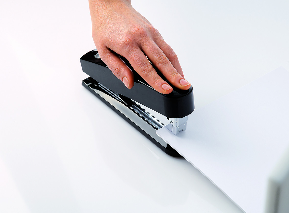 The convenient stapler with automatic technology for effortless stapling of up to 8 sheets using the automatic function and up to 30 sheets using the standard function. The spring-mounted magazine prevents the staples from jamming during stapling.