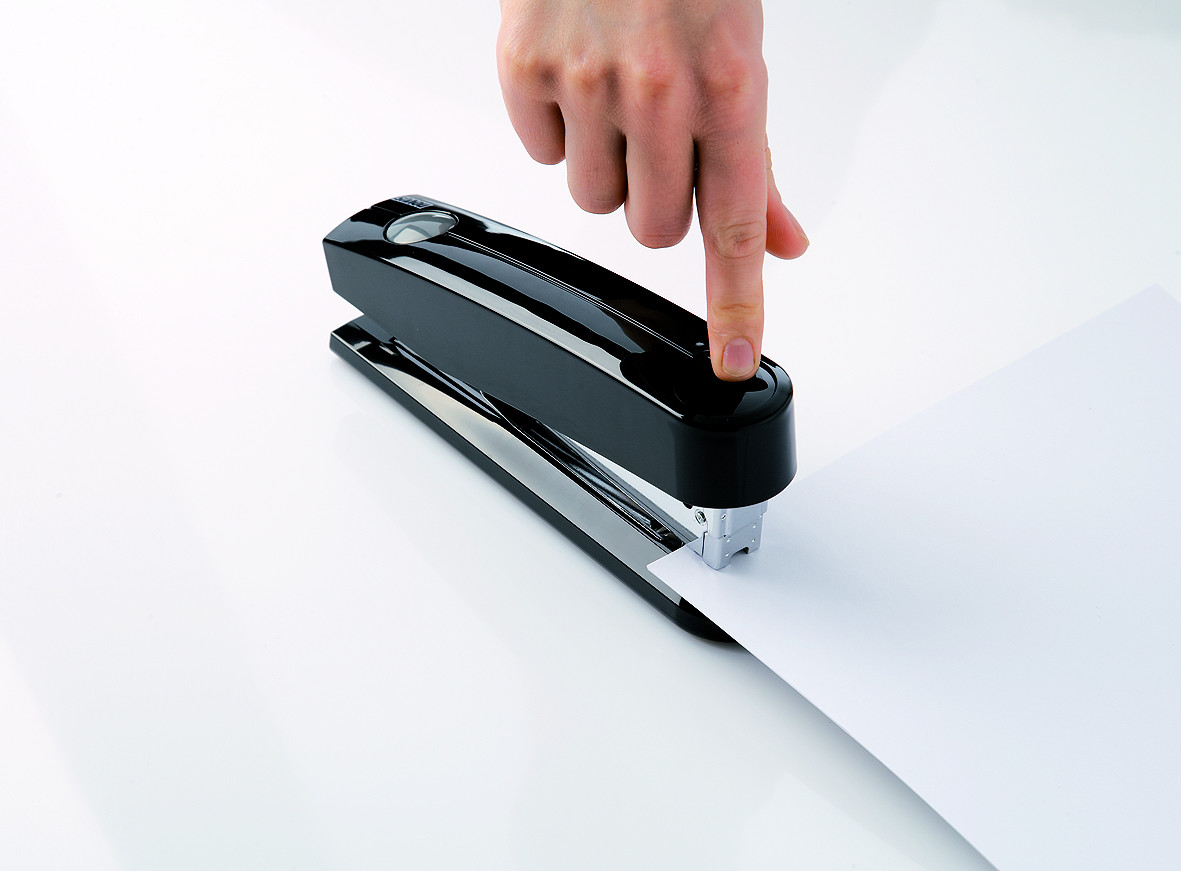 Die Automatik-Technologie beim NOVUS B 7A ermöglicht das mühelose Heften von bis zu acht Blatt Papier auf Fingerdruck.