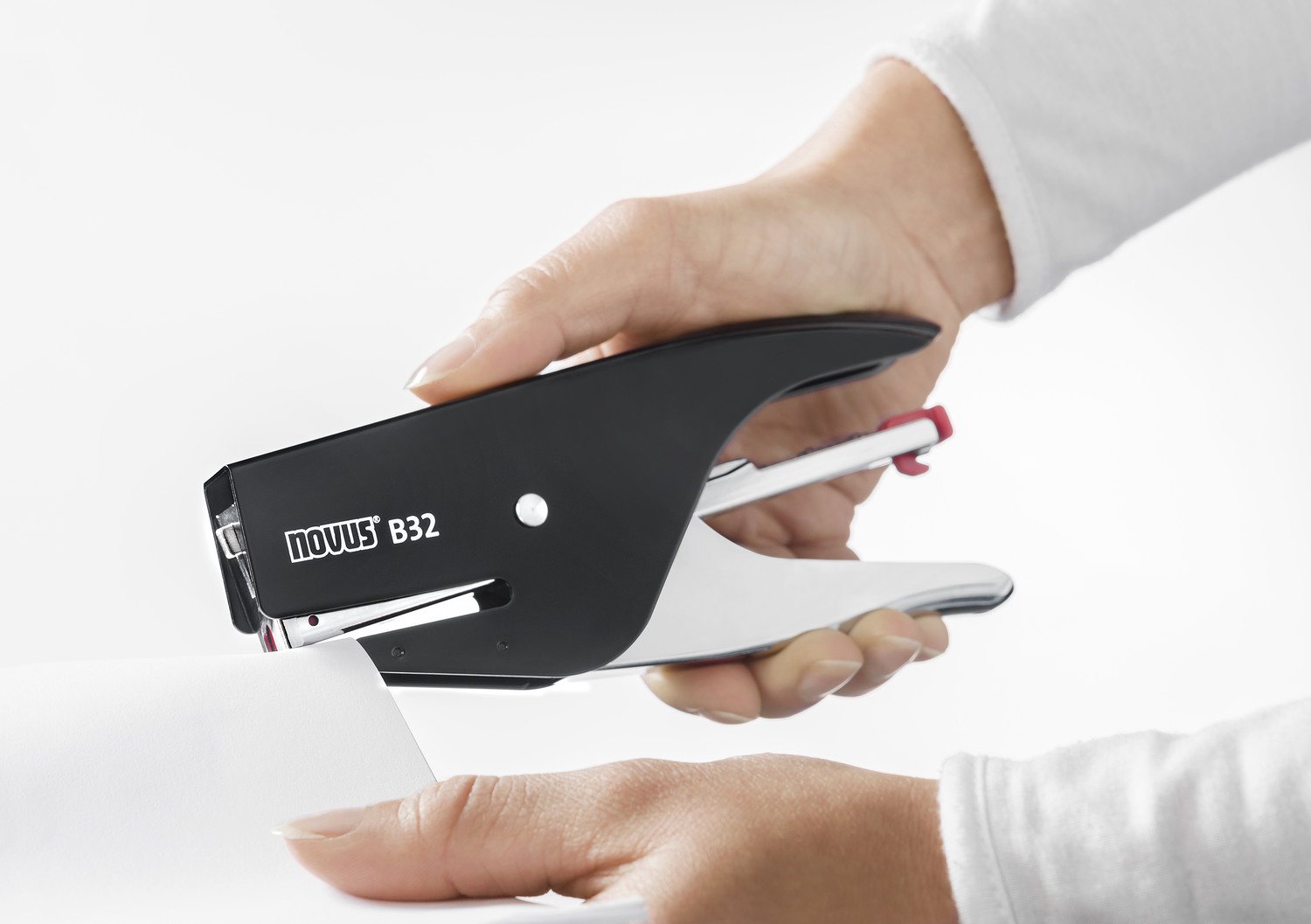 Ergonomic: the B32 fits comfortably in your hand and makes stapling easy and hassle-free.