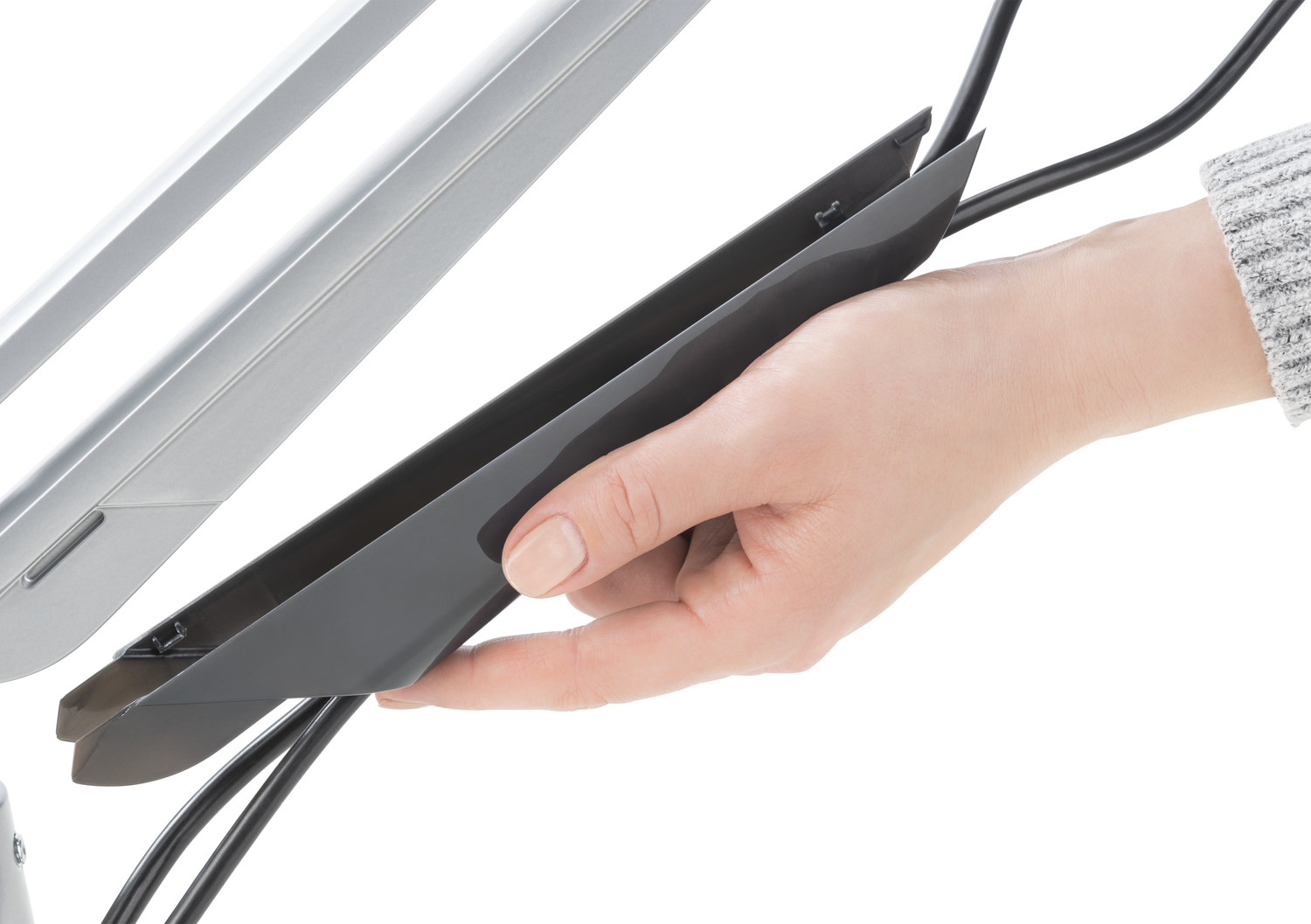 An integrated cable duct keeps the cables almost completely invisible. All connection cables are neatly organised under the discreet cover.