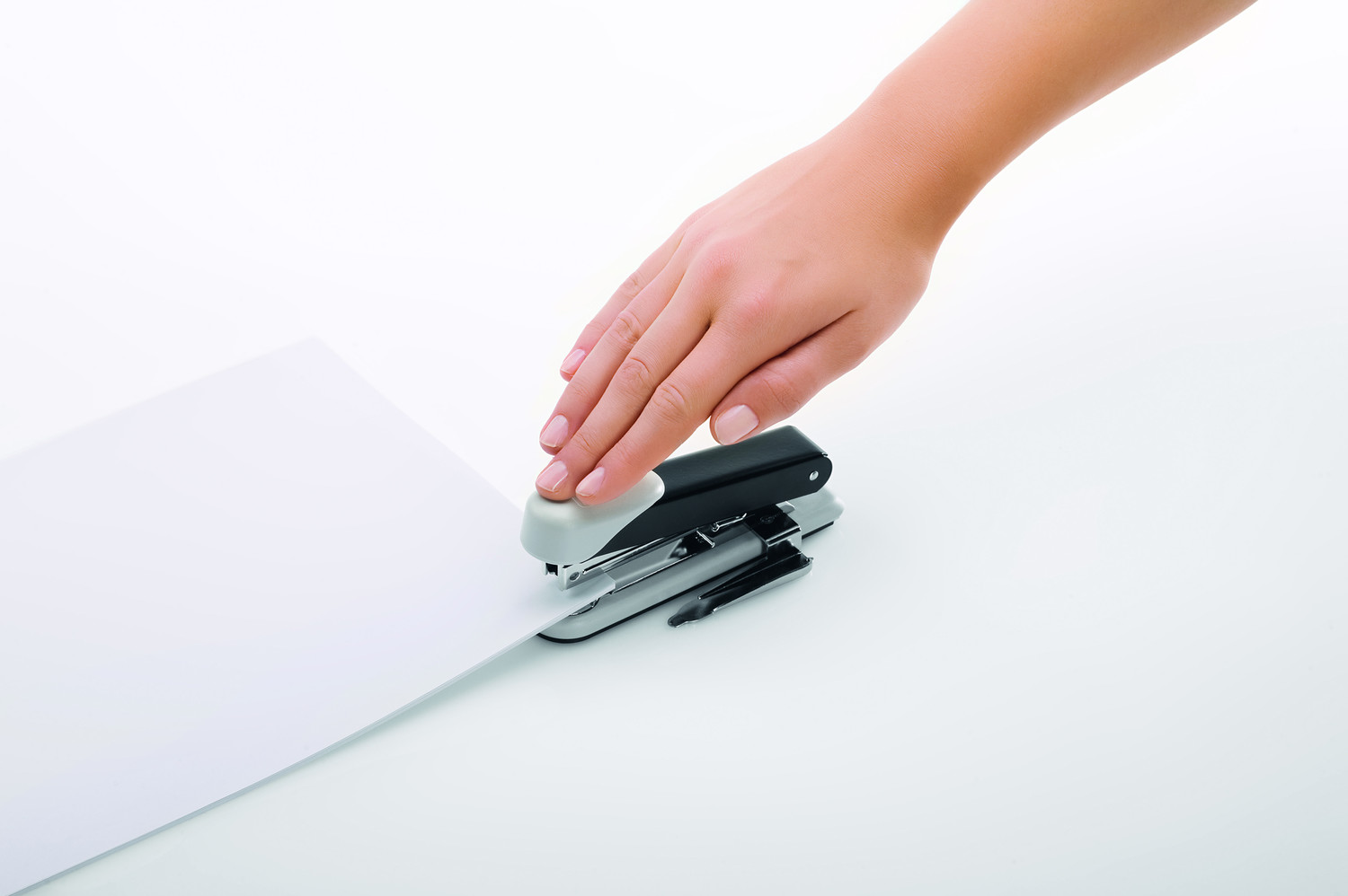 More options: Coming with three stapling methods, working with the NOVUS STABIL couldn't be more flexible - permanent stapling, temporary stapling for keeping papers together over short periods, and nailing for conveniently posting notices or photos on a pin board for instance.