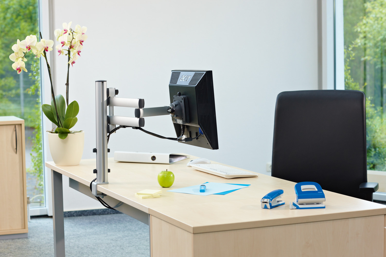 The multi-part articulated TSS folding arms allow a horizontal swivel option so that the monitor can be clearly seen from any viewing angle around the column.