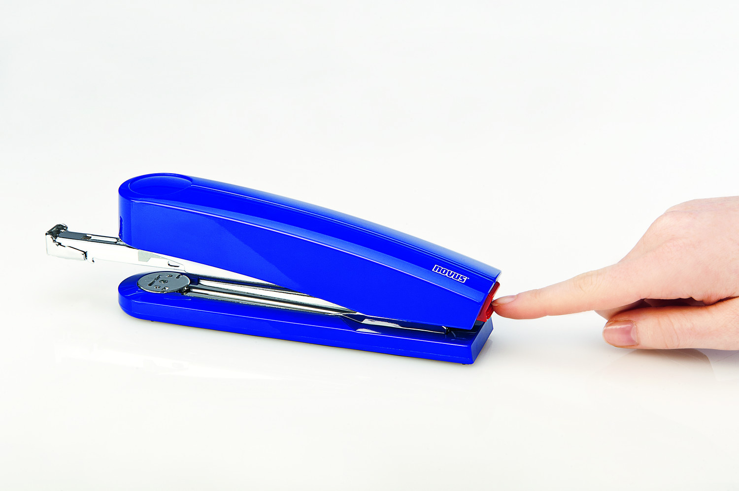 By pressing a button at the rear of the stapler, the staple magazine is released for front loading.